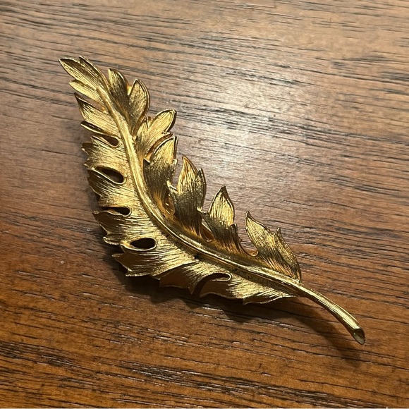 Vintage CORO 1961 Gold Tone Modernist LEAF BROOCH-NR - Picture 1 of 6
